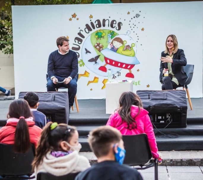 "Guardianes Activense" es el libro que presentaron la Ministra Muzzio y el diputado Alex Campbell